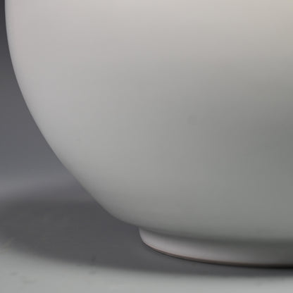 Vase by Sodeisha Star ー山田 光 “白磁 花入”
