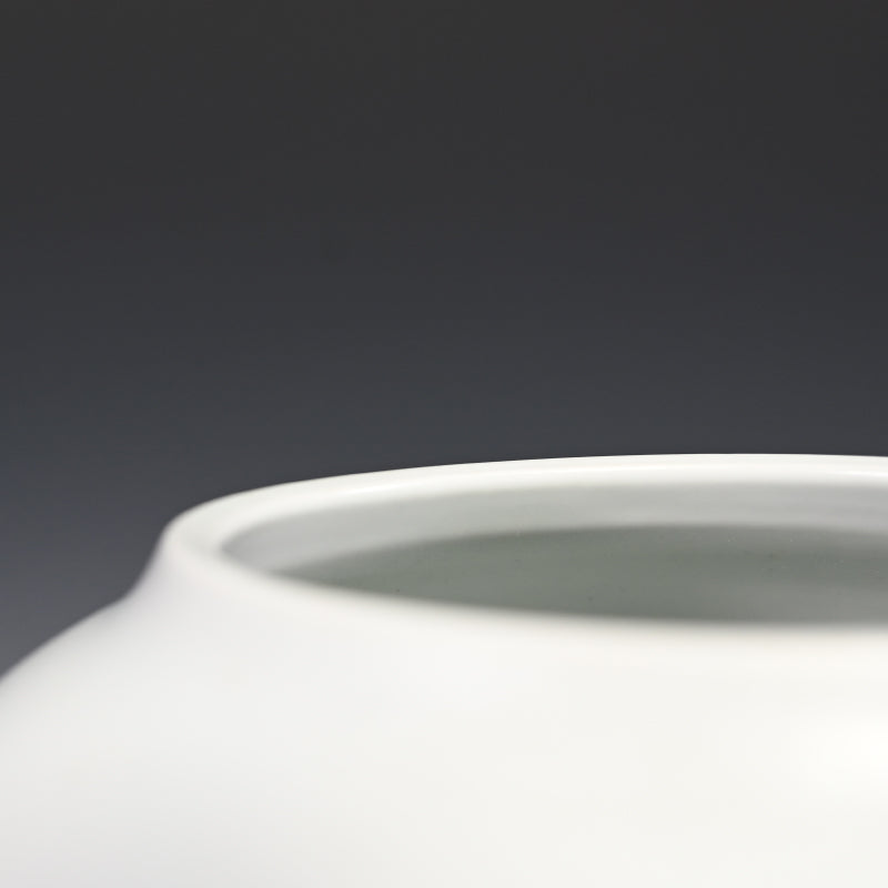 Vase by Sodeisha Star ー山田 光 “白磁 花入”
