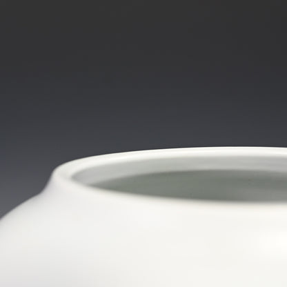 Vase by Sodeisha Star ー山田 光 “白磁 花入”