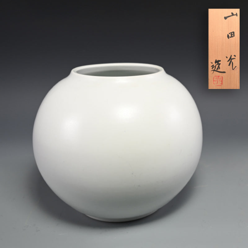 Vase by Sodeisha Star ー山田 光 “白磁 花入”