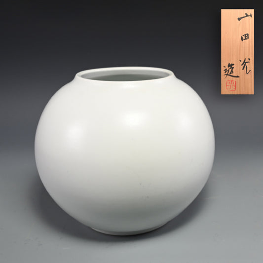Vase by Sodeisha Star ー山田 光 “白磁 花入”