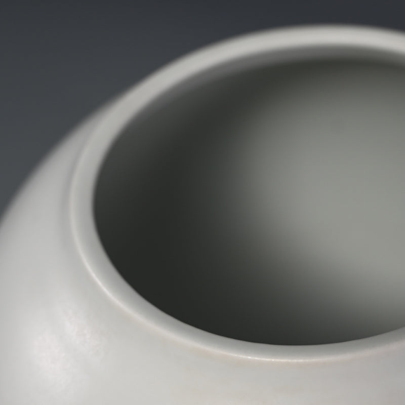 Vase by Sodeisha Star ー山田 光 “白磁 花入”
