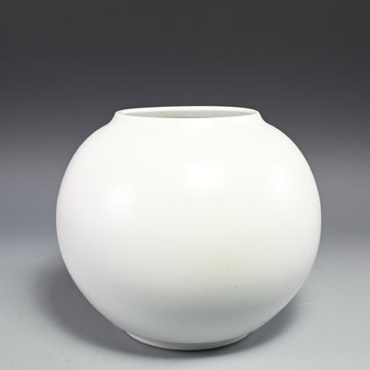 Vase by Sodeisha Star ー山田 光 “白磁 花入”