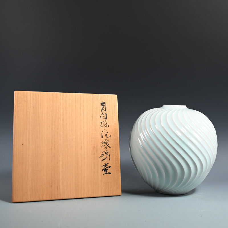 Exquisite White Porcelain Vase ー筒井 廣明 "青白磁流線鎬壺"