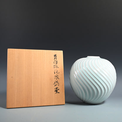 Exquisite White Porcelain Vase ー筒井 廣明 "青白磁流線鎬壺"