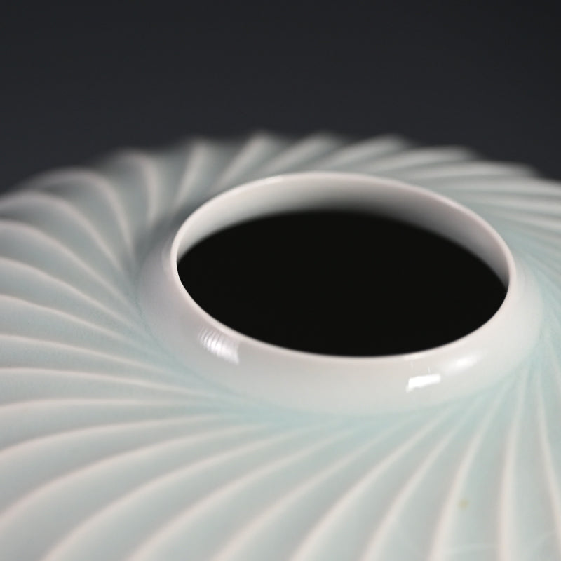 Exquisite White Porcelain Vase ー筒井 廣明 "青白磁流線鎬壺"