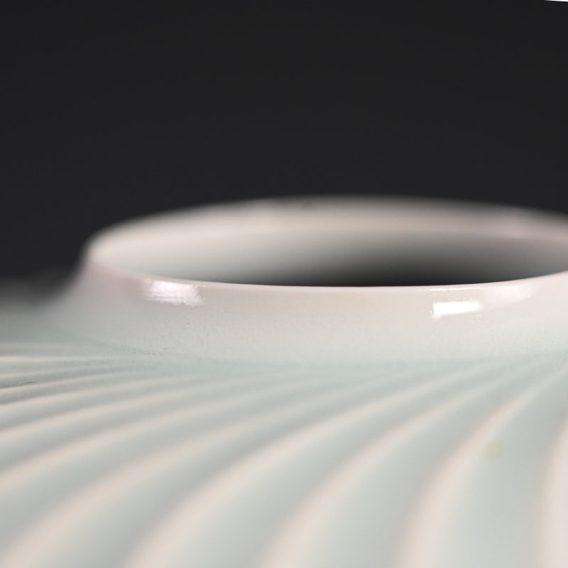 Exquisite White Porcelain Vase ー筒井 廣明 "青白磁流線鎬壺"
