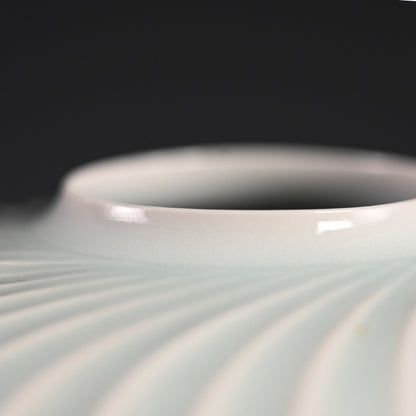 Exquisite White Porcelain Vase ー筒井 廣明 "青白磁流線鎬壺"