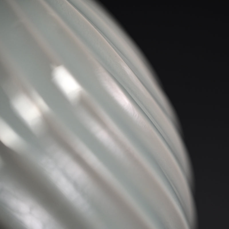Exquisite White Porcelain Vase ー筒井 廣明 "青白磁流線鎬壺"