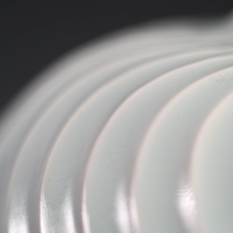 Exquisite White Porcelain Vase ー筒井 廣明 "青白磁流線鎬壺"