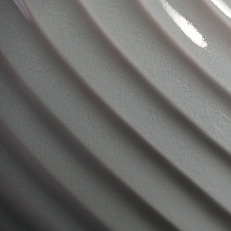 Exquisite White Porcelain Vase ー筒井 廣明 "青白磁流線鎬壺"