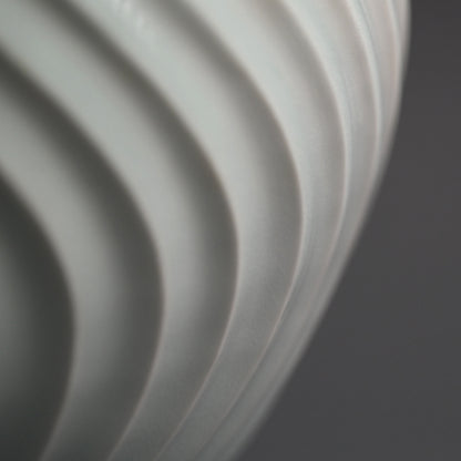 Exquisite White Porcelain Vase ー筒井 廣明 "青白磁流線鎬壺"