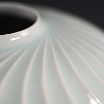 Exquisite White Porcelain Vase ー筒井 廣明 "青白磁流線鎬壺"