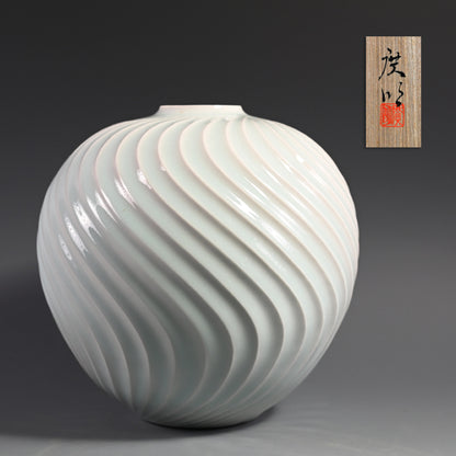 Exquisite White Porcelain Vase ー筒井 廣明 "青白磁流線鎬壺"