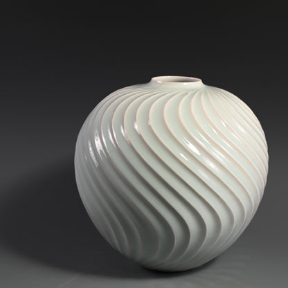 Exquisite White Porcelain Vase ー筒井 廣明 "青白磁流線鎬壺"