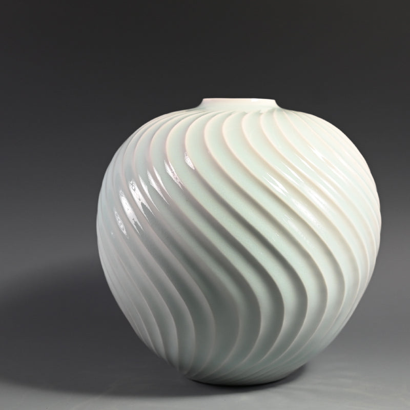 Exquisite White Porcelain Vase ー筒井 廣明 "青白磁流線鎬壺"