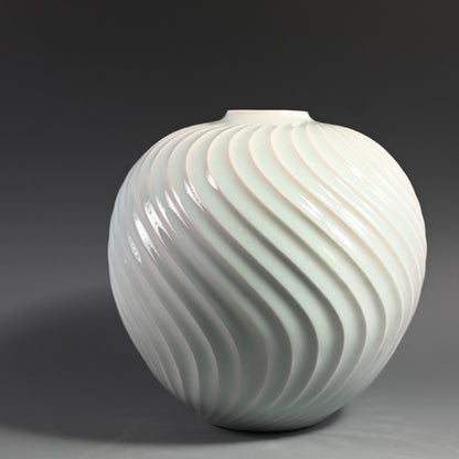 Exquisite White Porcelain Vase ー筒井 廣明 "青白磁流線鎬壺"