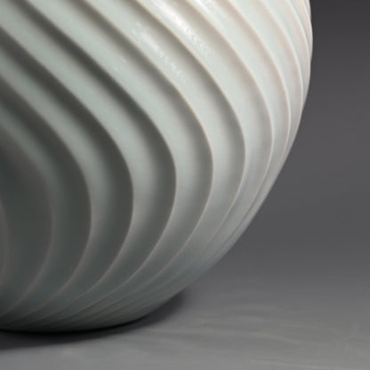 Exquisite White Porcelain Vase ー筒井 廣明 "青白磁流線鎬壺"