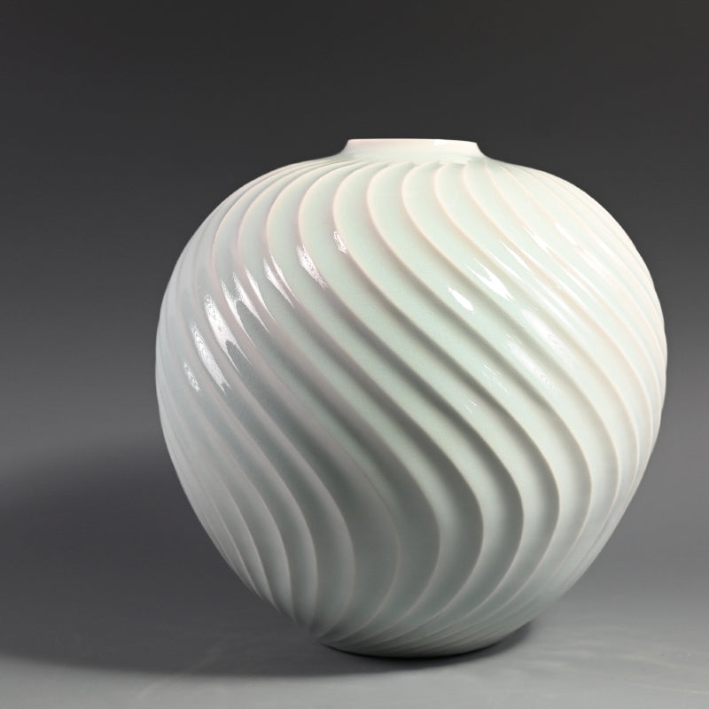 Exquisite White Porcelain Vase ー筒井 廣明 "青白磁流線鎬壺"
