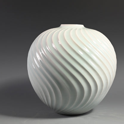 Exquisite White Porcelain Vase ー筒井 廣明 "青白磁流線鎬壺"