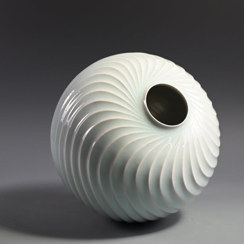 Exquisite White Porcelain Vase ー筒井 廣明 "青白磁流線鎬壺"