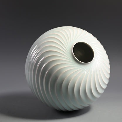 Exquisite White Porcelain Vase ー筒井 廣明 "青白磁流線鎬壺"