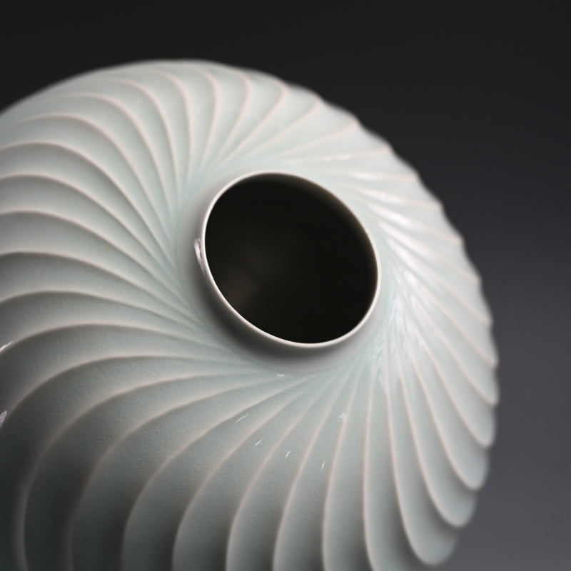Exquisite White Porcelain Vase ー筒井 廣明 "青白磁流線鎬壺"