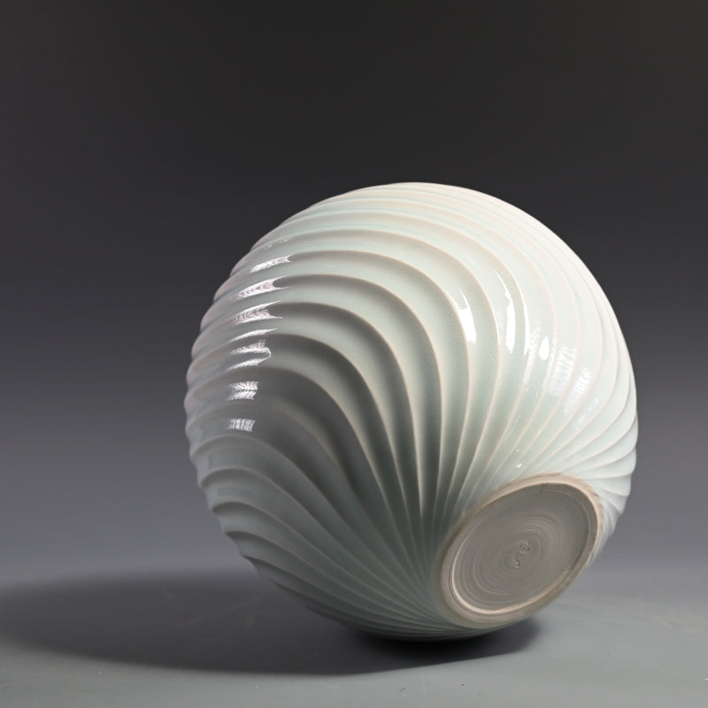 Exquisite White Porcelain Vase ー筒井 廣明 "青白磁流線鎬壺"