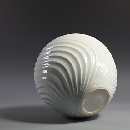 Exquisite White Porcelain Vase ー筒井 廣明 "青白磁流線鎬壺"