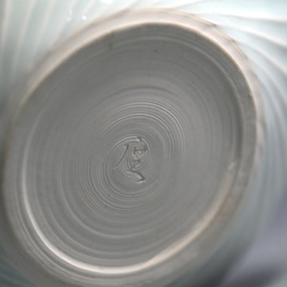 Exquisite White Porcelain Vase ー筒井 廣明 "青白磁流線鎬壺"