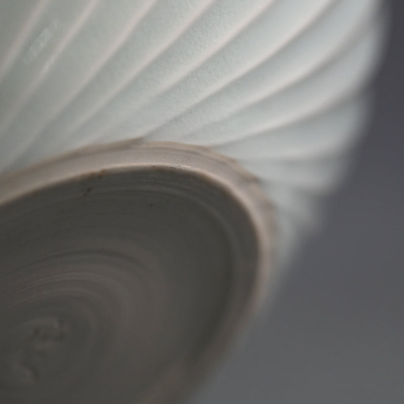 Exquisite White Porcelain Vase ー筒井 廣明 "青白磁流線鎬壺"