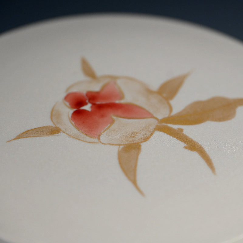 Raw White Lidded Ceramic Container ー上田 哲也 “銀地赤絵金彩 牡丹文蓋付壺”