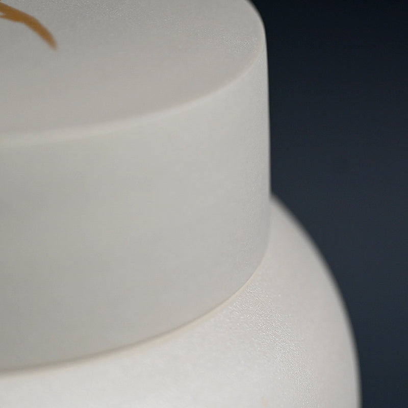 Raw White Lidded Ceramic Container ー上田 哲也 “銀地赤絵金彩 牡丹文蓋付壺”
