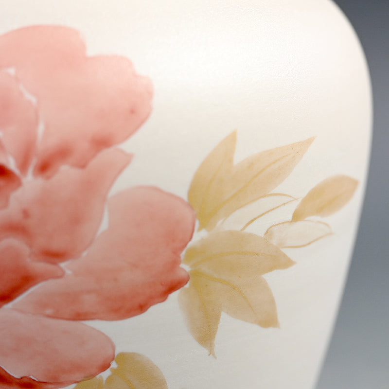 Raw White Lidded Ceramic Container ー上田 哲也 “銀地赤絵金彩 牡丹文蓋付壺”