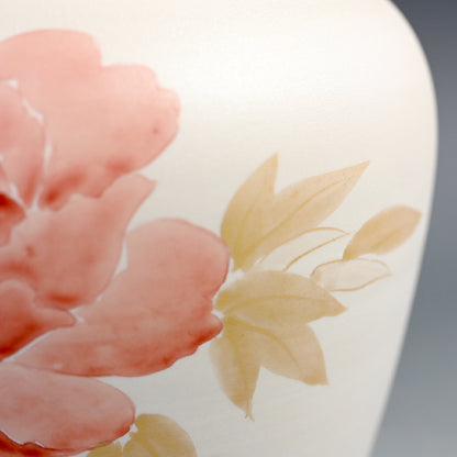 Raw White Lidded Ceramic Container ー上田 哲也 “銀地赤絵金彩 牡丹文蓋付壺”