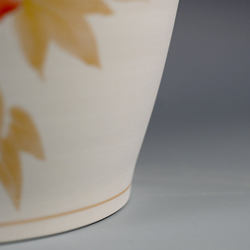 Raw White Lidded Ceramic Container ー上田 哲也 “銀地赤絵金彩 牡丹文蓋付壺”