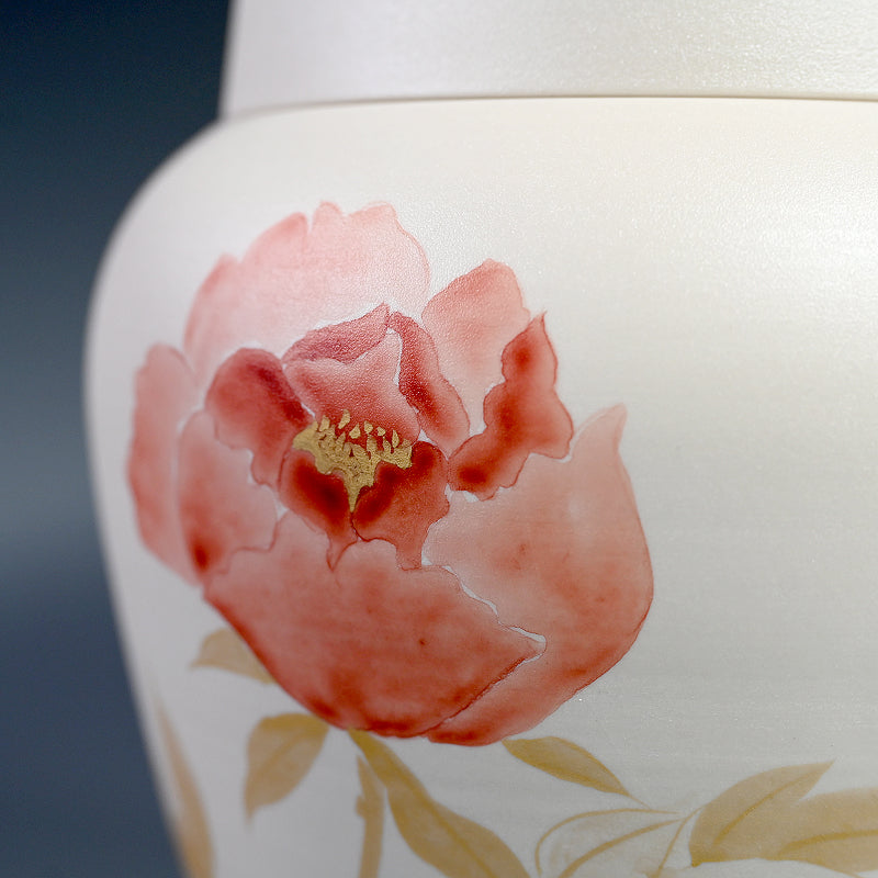 Raw White Lidded Ceramic Container ー上田 哲也 “銀地赤絵金彩 牡丹文蓋付壺”