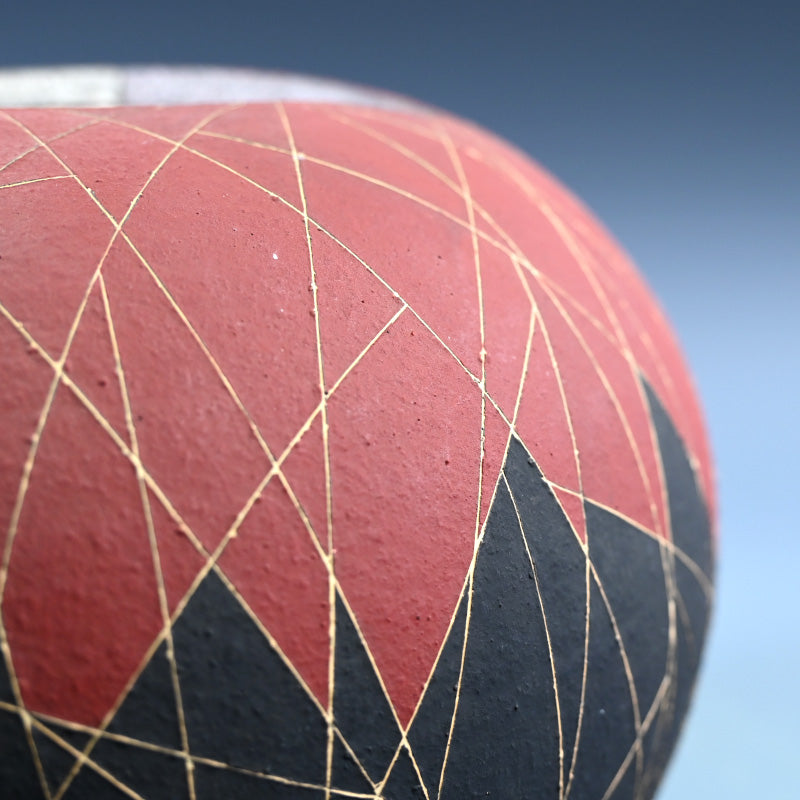 Exhibited Tsubo ー西村 俊 “線文象嵌加彩壺”