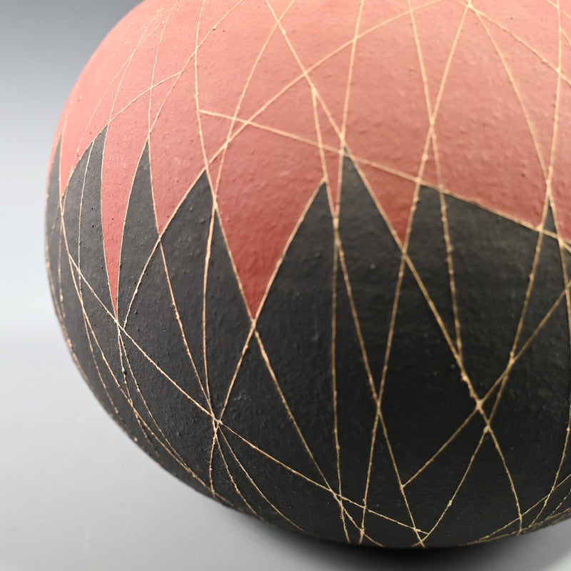 Exhibited Tsubo ー西村 俊 “線文象嵌加彩壺”