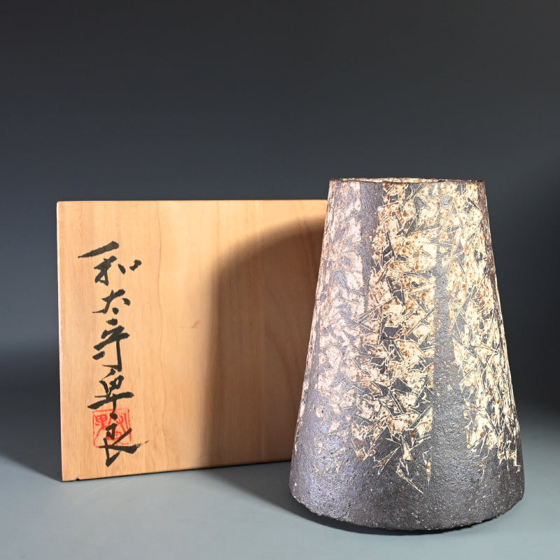 Early Vase by Legendary ー和太 守卑良 
