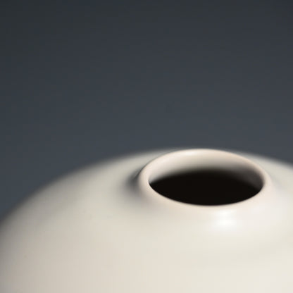 Sodeisha Artist Yamada Hikaru Tsubo ー山田 光 “白釉 壺”