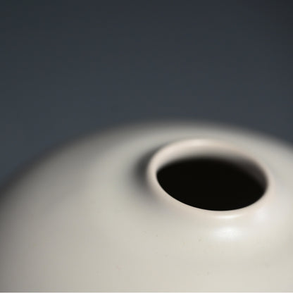 Sodeisha Artist Yamada Hikaru Tsubo ー山田 光 “白釉 壺”
