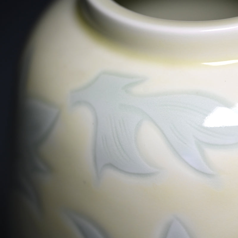 人間国宝 井上萬二作 花瓶「黄緑釉彫文」