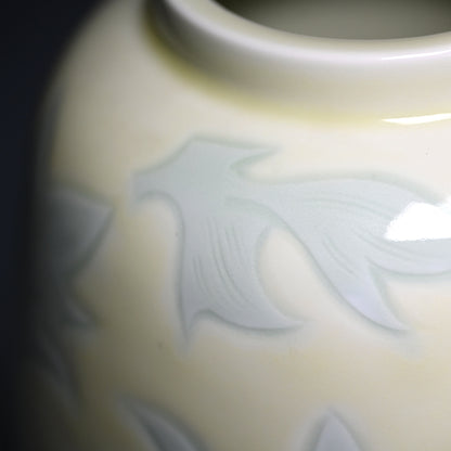 人間国宝 井上萬二作 花瓶「黄緑釉彫文」