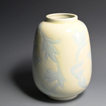 人間国宝 井上萬二作 花瓶「黄緑釉彫文」