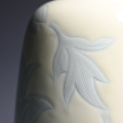 人間国宝 井上萬二作 花瓶「黄緑釉彫文」