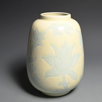 人間国宝 井上萬二作 花瓶「黄緑釉彫文」