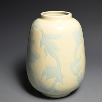 人間国宝 井上萬二作 花瓶「黄緑釉彫文」