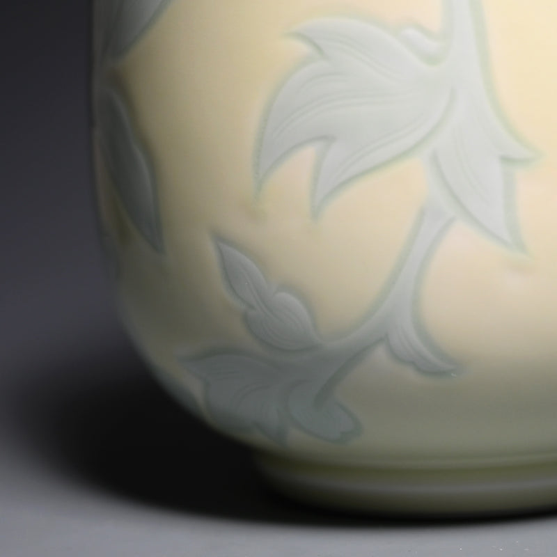 人間国宝 井上萬二作 花瓶「黄緑釉彫文」