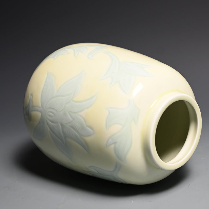 人間国宝 井上萬二作 花瓶「黄緑釉彫文」